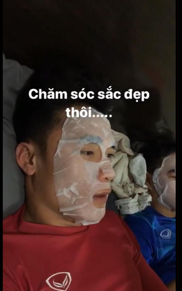 Bùi Tiến Dũng và tuyển U23 đồng loạt nhập hội cuồng mặt nạ của Hồng Duy Pinky?